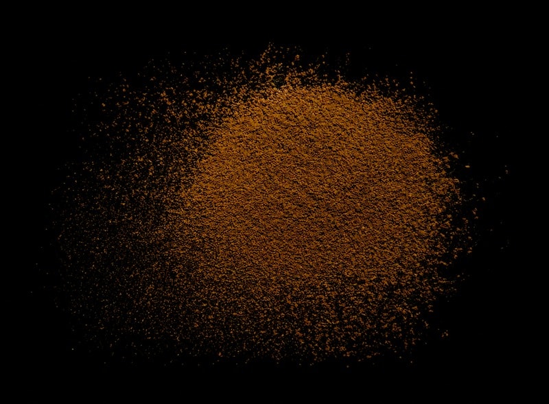 Amber ARI-HOJ hojicha powder heaped on a dark surface