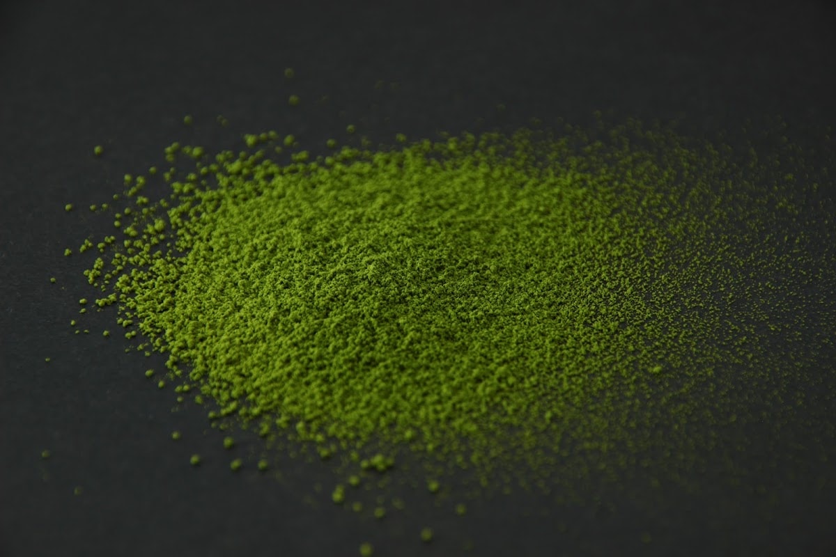 SR4 matcha powder heaped on a dark surface